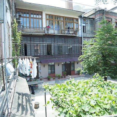 Apartment in Purtseladze Street Tbilisi Buitenkant foto