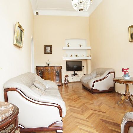 Apartment in Purtseladze Street Tbilisi Buitenkant foto