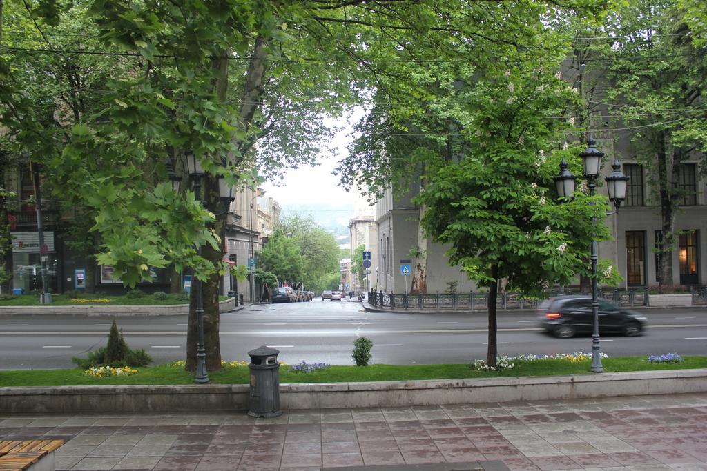 Apartment in Purtseladze Street Tbilisi Buitenkant foto