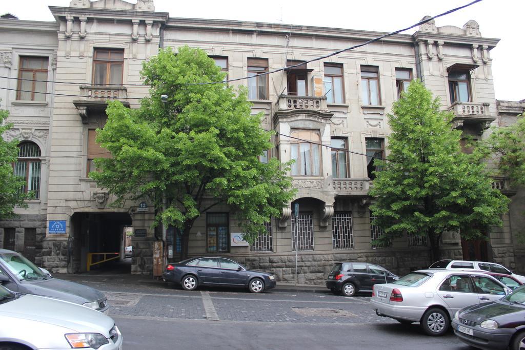 Apartment in Purtseladze Street Tbilisi Buitenkant foto