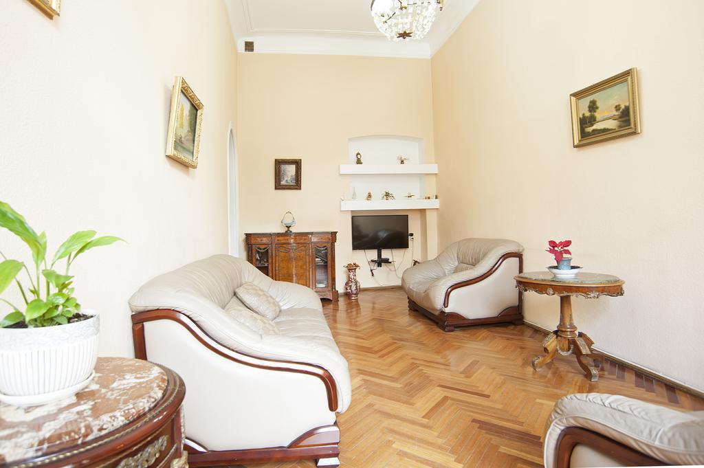 Apartment in Purtseladze Street Tbilisi Buitenkant foto
