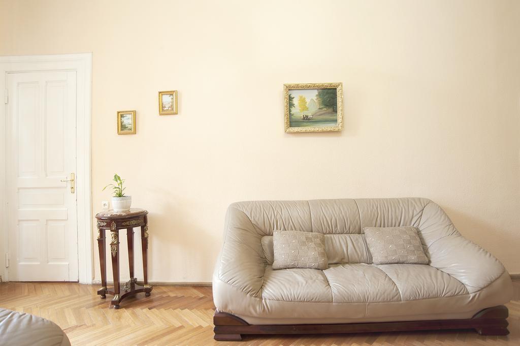 Apartment in Purtseladze Street Tbilisi Buitenkant foto