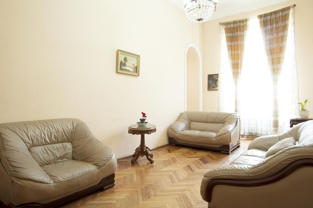 Apartment in Purtseladze Street Tbilisi Buitenkant foto