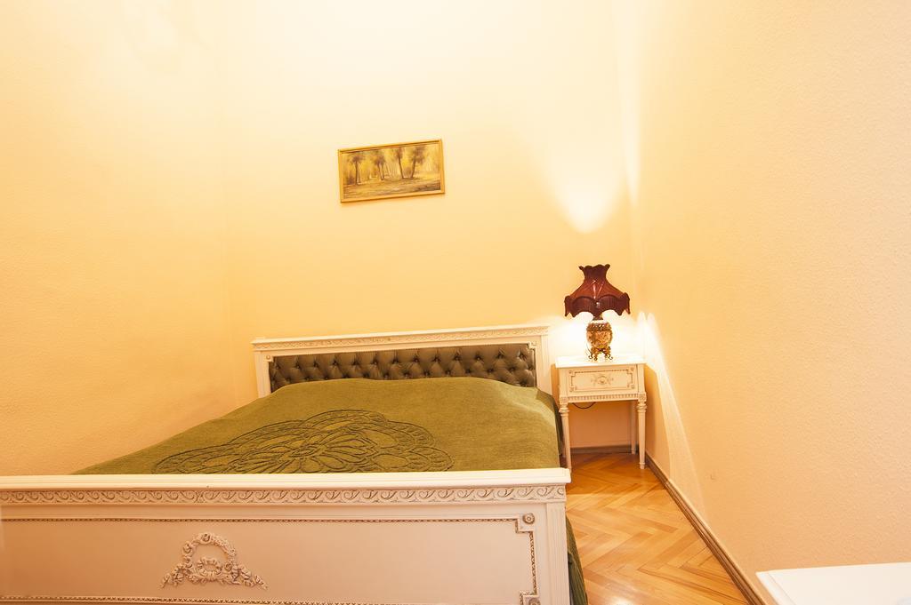 Apartment in Purtseladze Street Tbilisi Buitenkant foto