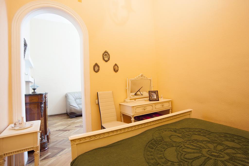 Apartment in Purtseladze Street Tbilisi Buitenkant foto