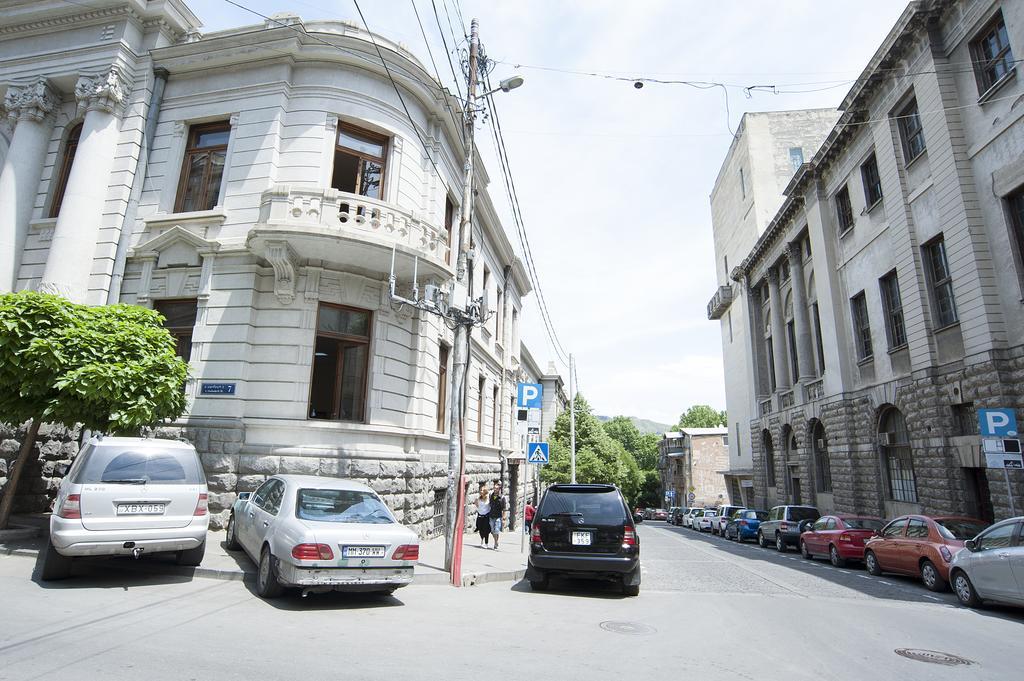 Apartment in Purtseladze Street Tbilisi Buitenkant foto