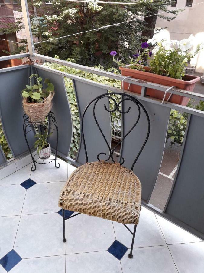 Apartment in Purtseladze Street Tbilisi Buitenkant foto